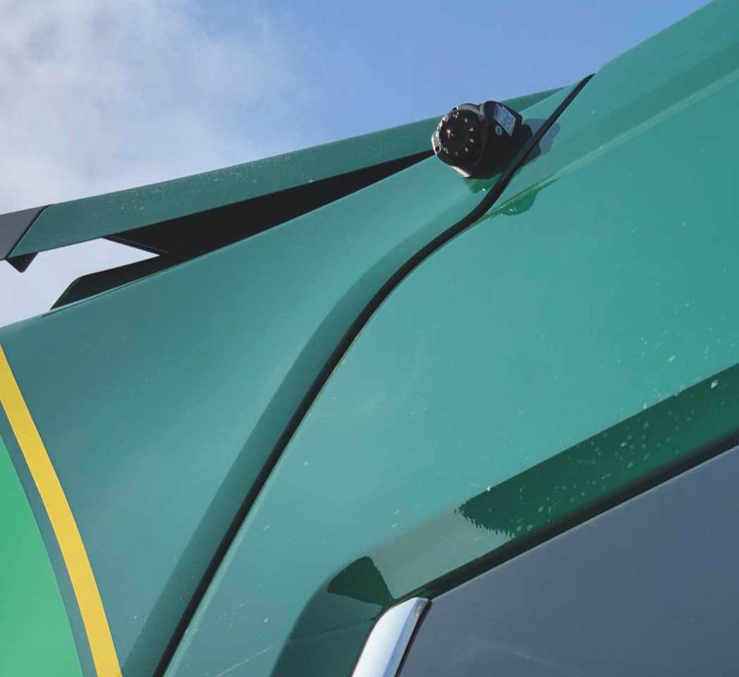 Eine Rückfahrleuchte ist oben über dem Seitenfenster eines Lkw angebracht.