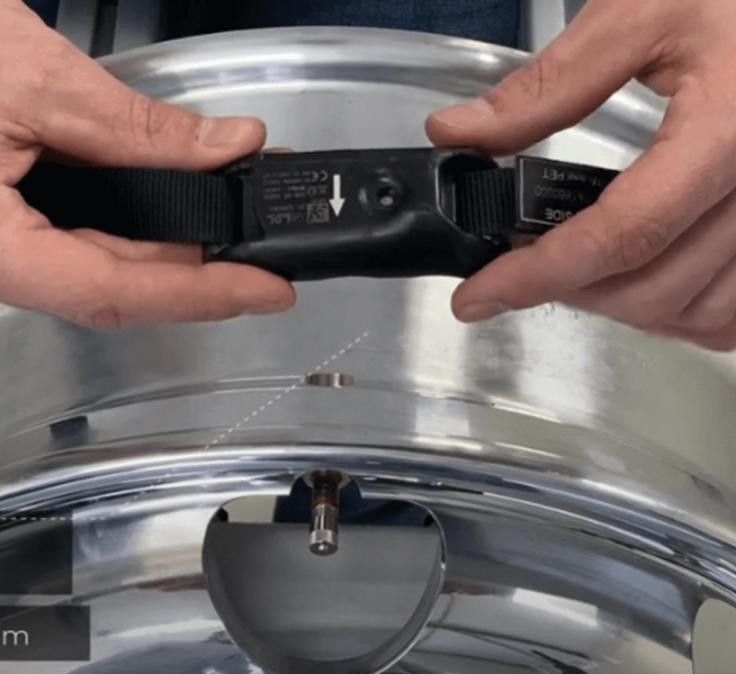 Hände bedienen grauen Bandsensor