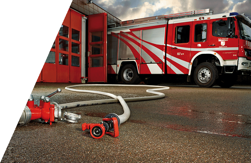 Feuerwehrstation mit Fahrzeug und Schläuchen