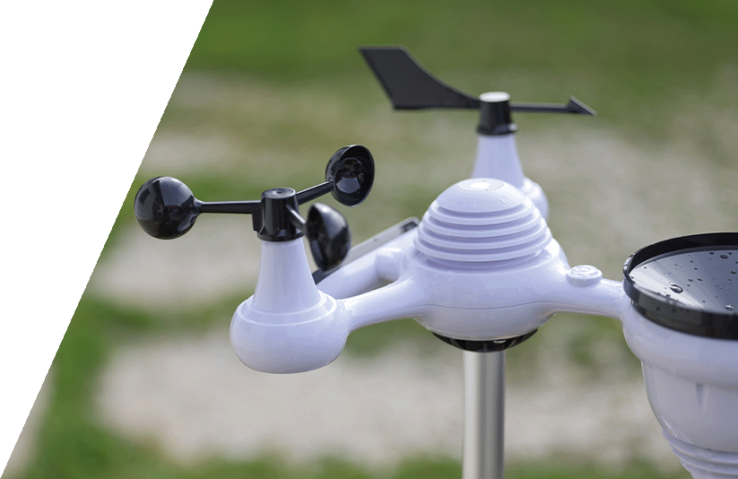 Weiße Wetterstation mit Wiese im Hintergrund