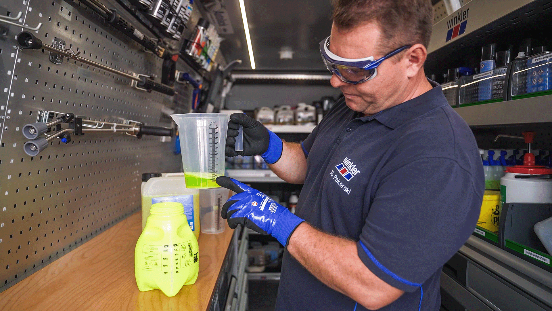 winkler Mitarbeiter befüllt Cockpitreiniger