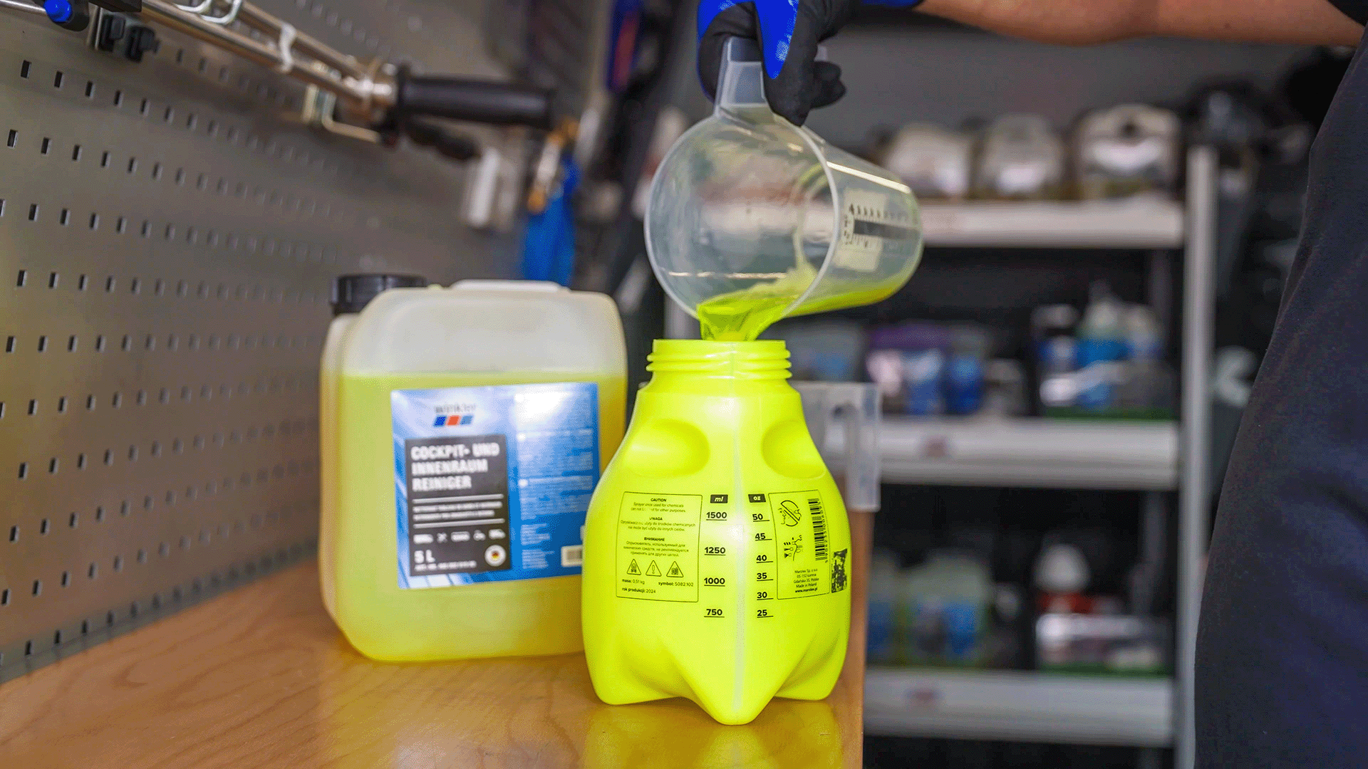 winkler Mitarbeiter befüllt Cockpitreiniger