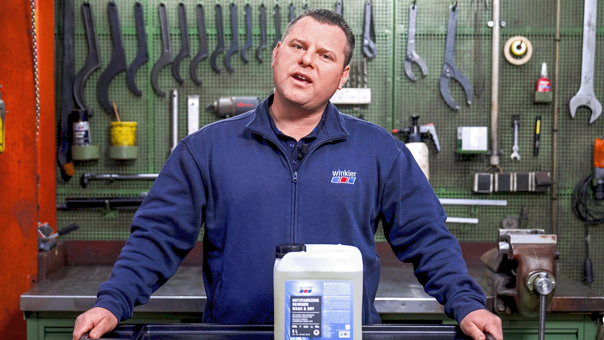 winkler mit Arbeiter in einer Werkstatt steht vor Reiniger