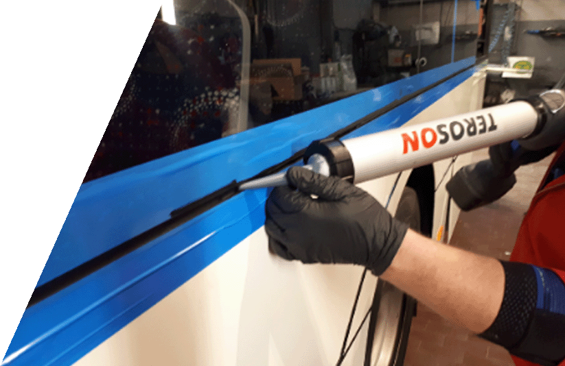 Abgeklebter blauer Fugenbereich an einem Bus