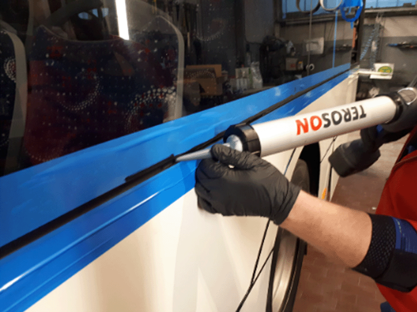 Abgeklebter blauer Fugenbereich an einem Bus