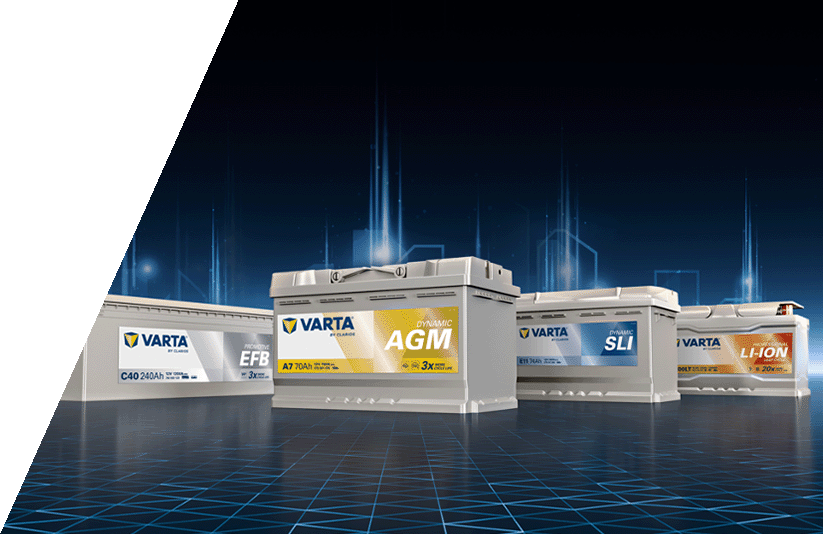 Verschiedene VARTA-Batterien vor futuristischem Hintergrund Vier verschiedene VARTA-Batterien vor einem futuristischen Hintergrund mit blauen Gitterlinien und Lichteffekten. Die Batterien sind von links nach rechts wie folgt beschriftet: EFB - C40 250A(EN) 12V, AGM - D52 520A(EN) 12V, SLI, und Li-Ion.